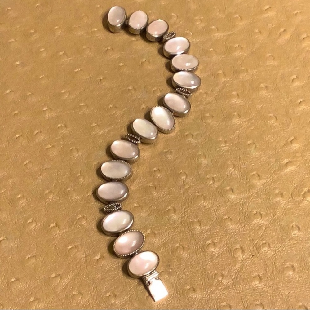 😍Elegant Silver Mother of Pearl Bracelet😍